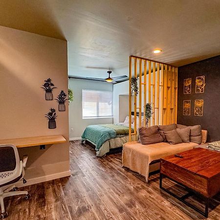 Private-Suite, Kitchen, Laundry, Rainfall Shower, 4Ktv El Centro Exterior foto