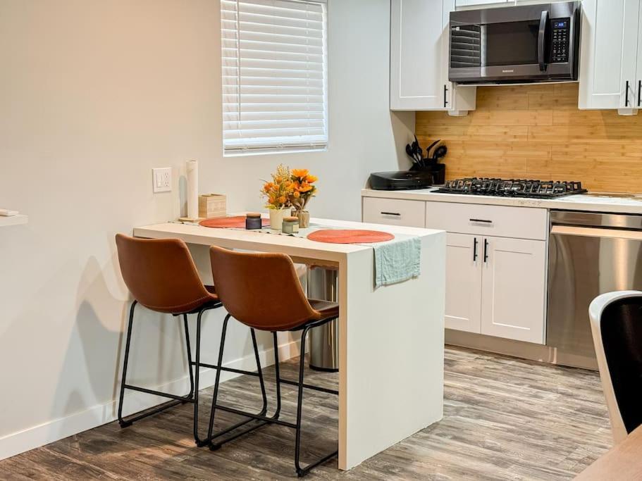Private-Suite, Kitchen, Laundry, Rainfall Shower, 4Ktv El Centro Exterior foto