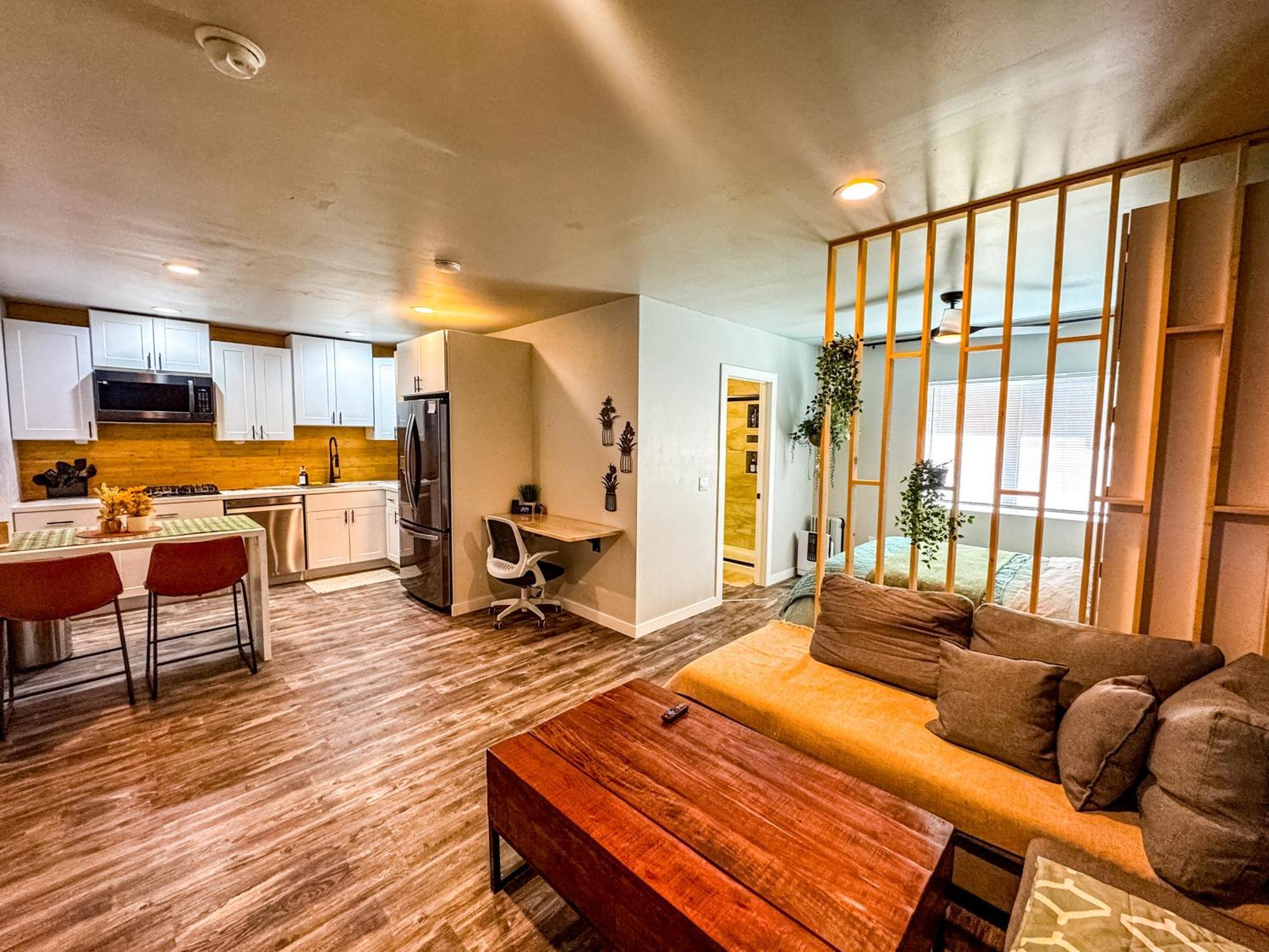 Private-Suite, Kitchen, Laundry, Rainfall Shower, 4Ktv El Centro Exterior foto